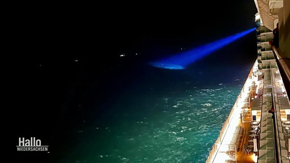 Ein Suchscheinwerfer leuchtet auf die dunkle Nordsee. © Screenshot/twitter.com/ianhardy61 
