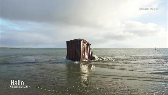 Ein havarierter Container wird an Land gezogen. © Screenshot 