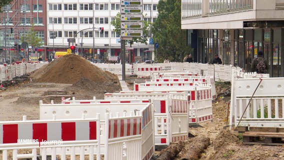 Rot-weiße Absperrungen einer großen Baustelle auf einer Straße. © Screenshot 