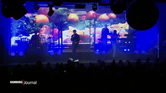 Musiker Tim Bendzko mit seiner Band auf der Bühne der Großen Freiheit 36. © Screenshot 