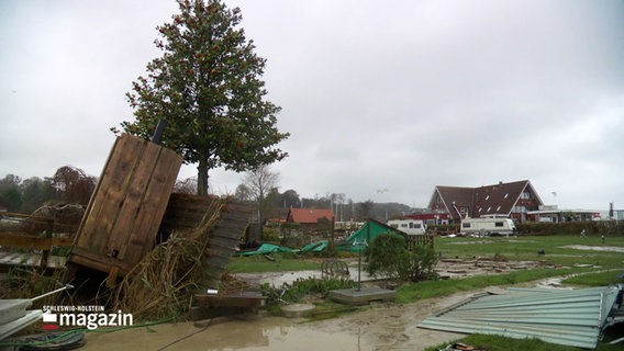 Das von der Sturmflut verwüstete Grundstück des Campingplatzes Waabs. © Screenshot 