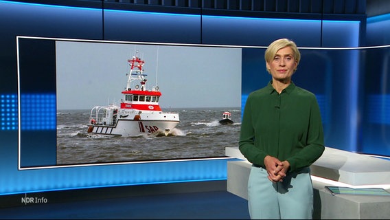 Moderatorin Susanne Stichler, im HIntergrund ein Bild eines Seenotrettungskreuzers. © Screenshot 