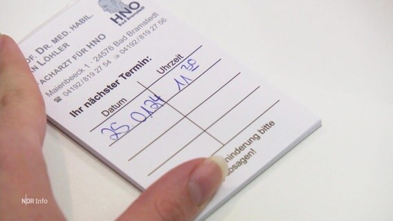 Jemand füllt einen Terminzettel für eine Arztpraxis aus. © Screenshot 