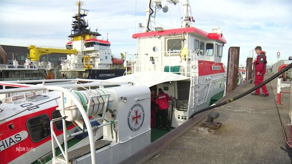 Ein Schiff der Seenotrettung an einem Pier. © Screenshot 