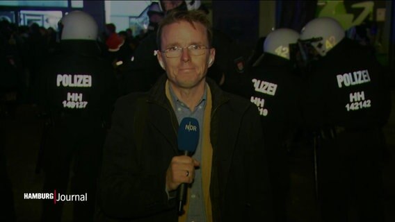 NDR Reporter Heiko Sander berichtet live vom Steindamm. © Screenshot 