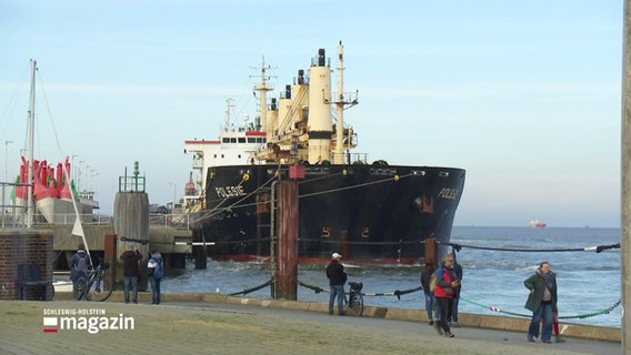 Einer der beiden in der Nordsee kollidierten Frachter, die Polesie, hat es zurück in einen Hafen geschafft. © Screenshot 