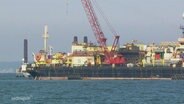 Arbeitsschiffe beim Bau der Pipeline für das LNG-Terminal auf Rügen. © Screenshot 