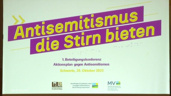Projektion einer Überschrift bei der Beteiligungskonferenz Aktionsplan gegen Antisemitismus: "Antisemitismus die Stirn bieten". © Screenshot 