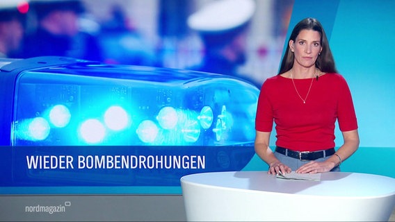 Nachrichtensprecherin Martina Scheller im Studio, neben ihr ein Bild eines Blaulichts und darunter der Text: "Wieder Bombendrohungen". © Screenshot 