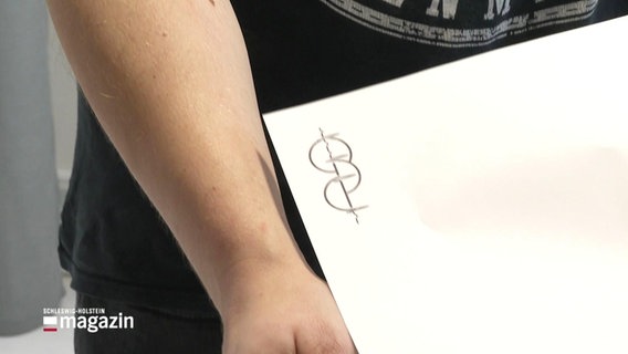 Eine Person lässt sich ein Organspende-Tattoo stechen. © Screenshot 