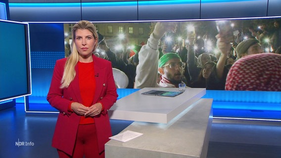Bibiana Barth moderiert NDR Info 16:00. © Screenshot 
