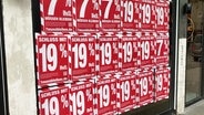 Plakate mit der Aufschrift "Schluss mit 19 Prozent Mehrwertsteuer" hängen in der Sternschanze in Hamburg. © Screenshot 