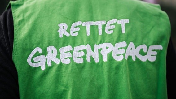 Eine Jacke mit der Aufschrift: Rettet Greenpeace. (extra 3 vom 26.10.2023 im Ersten) © NDR 