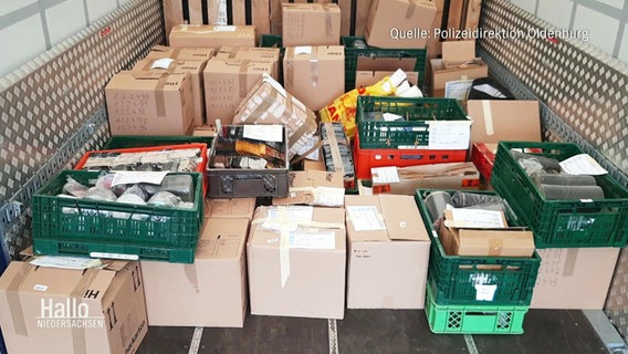 Beschlagnahmte CDs, Platten und weitere Artikel, verpackt in Kisten und Kartons auf der Ladefläche eines Lasters (Quelle: Polizeidirektion Oldenburg). © Screenshot 