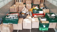 Beschlagnahmte CDs, Platten und weitere Artikel, verpackt in Kisten und Kartons auf der Ladefläche eines Lasters (Quelle: Polizeidirektion Oldenburg). © Screenshot 