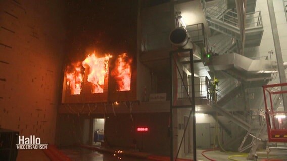 Brandversuchsanlage an der TU Braunschweig mit kontrolliert gelegtem Feuer zur Übung. © Screenshot 