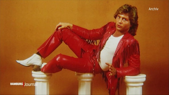 Ein Archivfoto vom "Schönen Klaus" in roten Klamotten mit Fransen. © Screenshot 