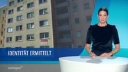 Nachrichtensprecherin Martina Scheller im Studio, links ein Bild von einem Plattenbau, darunter die Unterschrift "Identität ermittelt". © Screenshot 