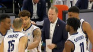 Basketball-Spieler in der Pause mit ihrem Trainer. © Screenshot 