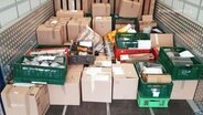 Beschlagnahmte CDs, Platten und weitere Artikel, verpackt in Kisten und Kartons auf der Ladefläche eines Lasters (Quelle: Polizeidirektion Oldenburg). © Screenshot 