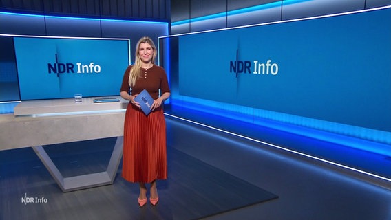 Bibiana Barth moderiert NDR Info. © Screenshot 