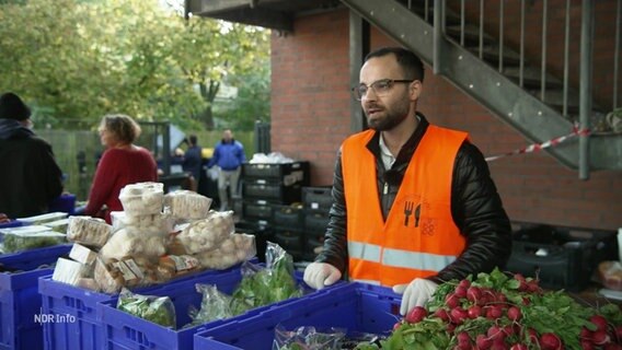 Mahammd Abu Alkher hilft bei der Tafel mit. © Screenshot 