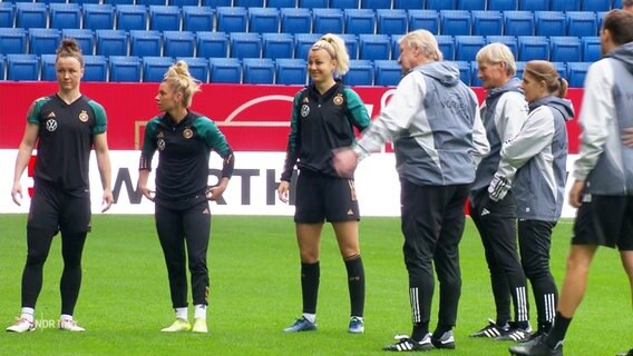 Das DFB-Team der Frauen beim Training. © Screenshot 
