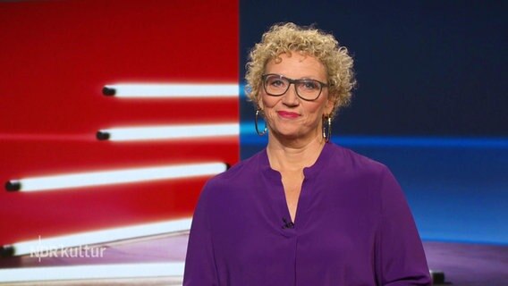 Moderatorin Julia Westlake im Studio. © Screenshot 