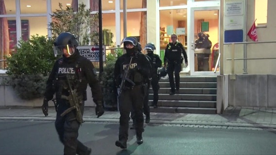 Polizisten am Bahnhof von Melle © Screenshot 
