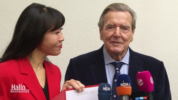 Altkanzler Gerhard Schröder und seine Frau So-yeon Schröder-Kim. © Screenshot 