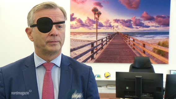 Finanzminister Heiko Geue mit Augenklappe. © Screenshot 