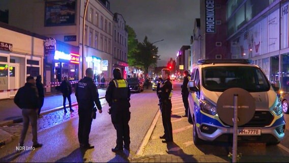 Polizisten in Harburg vor dem Phoenix Center. © Screenshot 