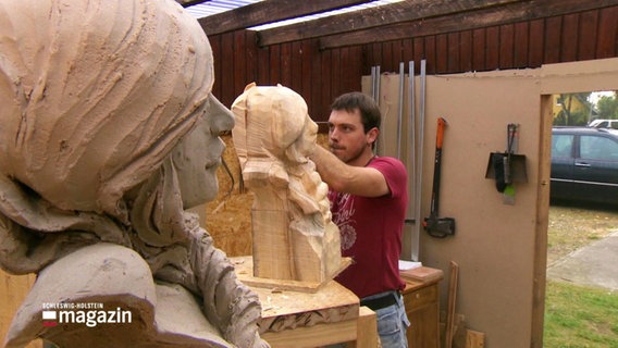 Benjamin Fock arbeitet an Holzskulpturen in seinem Atelier. © Screenshot 