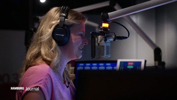 Nicole Steins am Mikro vom Studio NDR 90,3. © Screenshot 