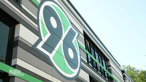 Das Logo von Hannover 96 an einer Fassade. © Screenshot 