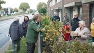 Alte Menschen an einem Gartenzaun. © Screenshot 