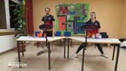 Zwei Speed Stacking Sportler*innen stapeln Becher übereinander. © Screenshot 