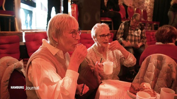 zwei Seniorinnen trinken einen Schnaps. © Screenshot 