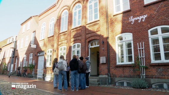 Schüler*innen stehen vor dem Eingang einer Synagoge. © Screenshot 