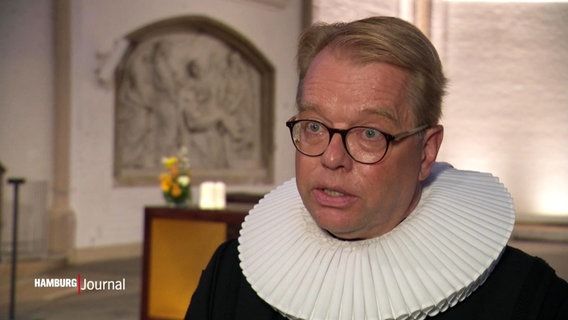 Ein Mensch mit Brille und Halskrause ein einer Kirche. © Screenshot 