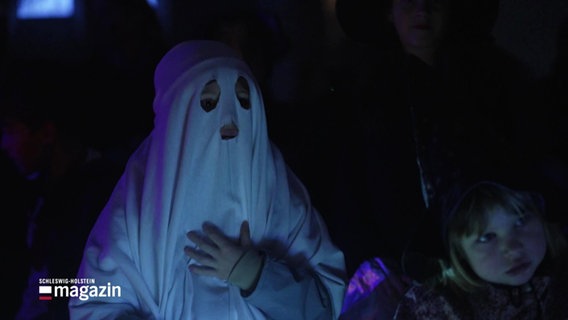 Ein Kind hat sich an Halloween als Gespenst verkleidet. © Screenshot 