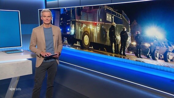 Thorsten Schröder moderiert NDR Info. © Screenshot 
