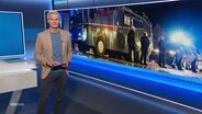 Thorsten Schröder moderiert NDR Info. © Screenshot 