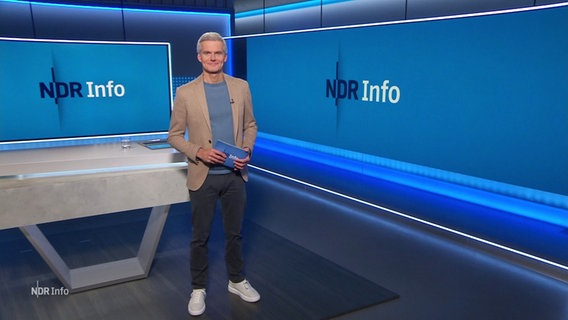 Thorsten Schröder moderiert NDR Info. © Screenshot 