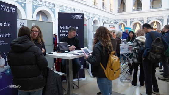 Bei der Jobmesse "Marktplatz der Begegnungen" für Geflüchtete in der Handelskammer in Hamburg. © Screenshot 