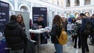 Bei der Jobmesse "Marktplatz der Begegnungen" für Geflüchtete in der Handelskammer in Hamburg. © Screenshot 