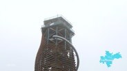 Aus der Froschperspektive geshene: Der neue Aussichtsturm in Torfhaus im Oberharz. © Screenshot 