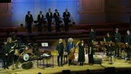 Mitwirkende auf der Bühne der Laeiszhalle bei dem Solidaritätskonzert für Israel. © Screenshot 