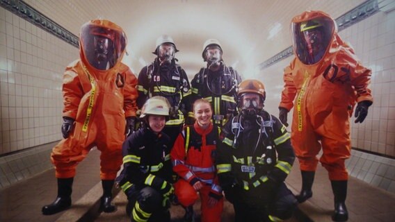 Ein Foto zeigt Mitglieder der Betriebssportgruppe der Hamburger Feuerwehr. © Screenshot 
