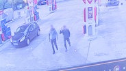 Aufnahme der Überwachungskamera einer Tankstelle. © Screenshot 